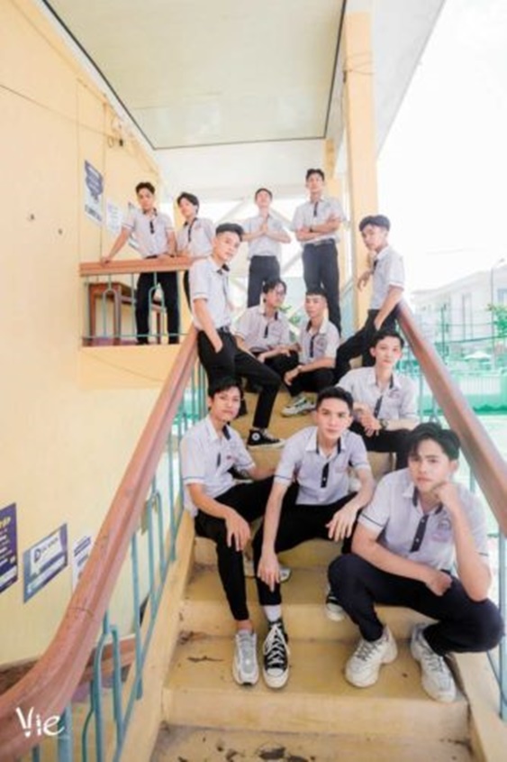 Gợi ý tạo dáng chụp hình cho học sinh nam