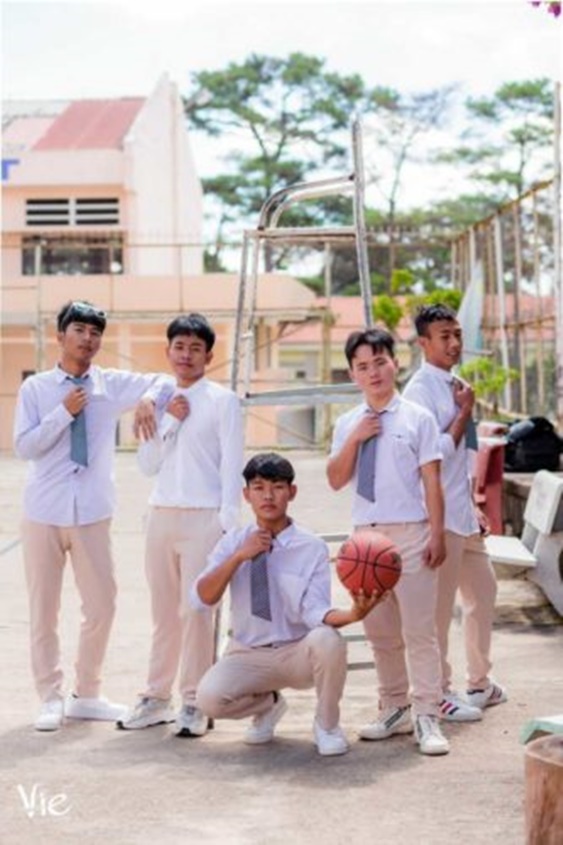 Gợi ý tạo dáng chụp hình cho học sinh nam