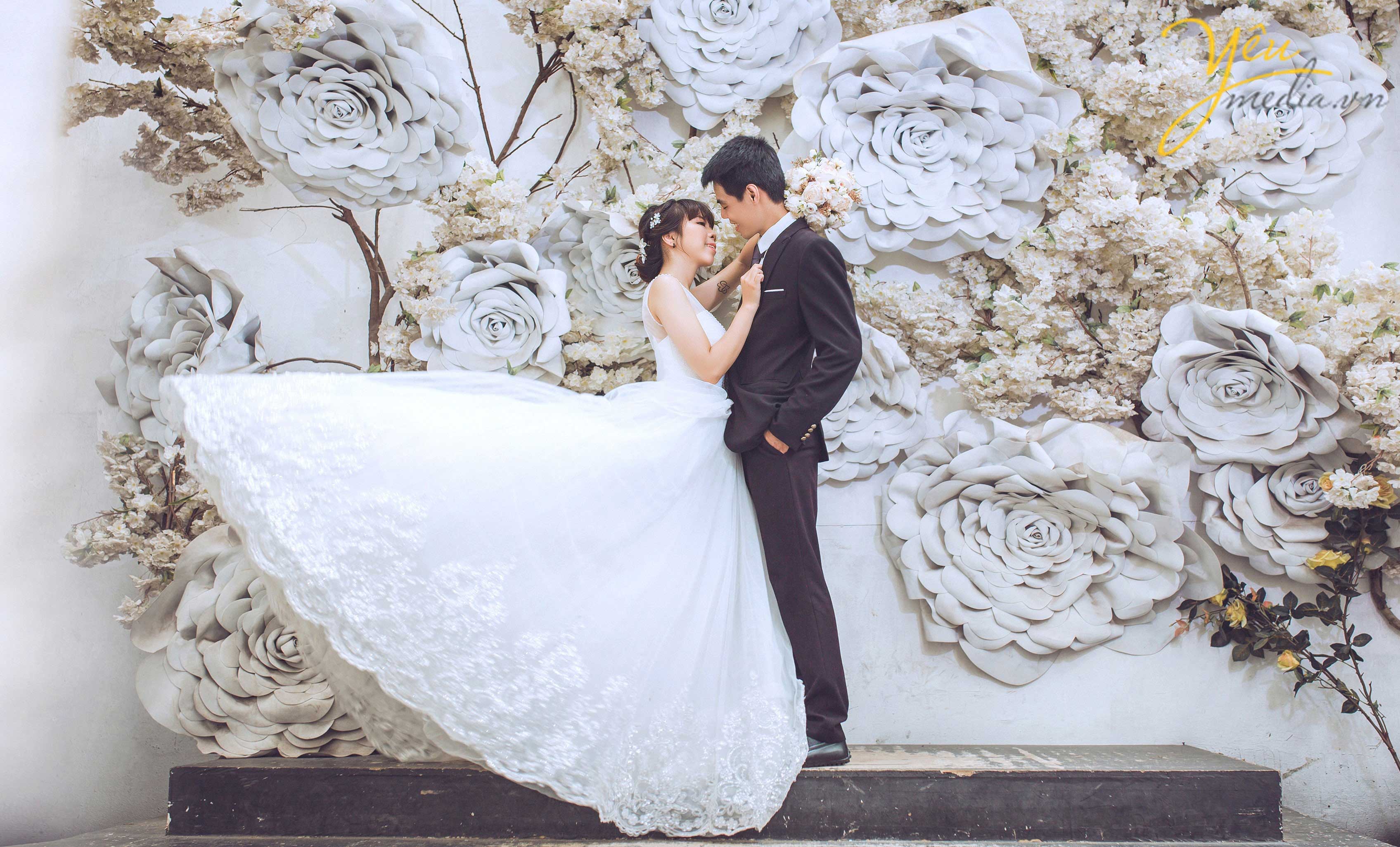 Chụp ảnh cưới tại thảo nguyên hoa Long Biên