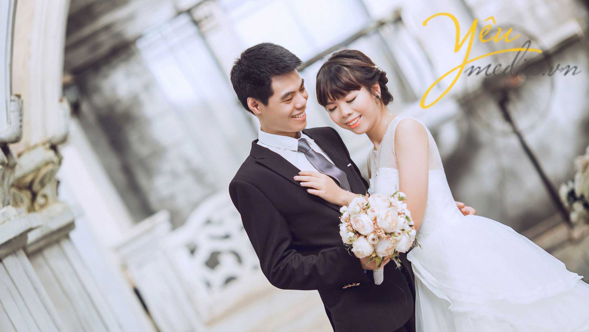 Chụp ảnh cưới tại thảo nguyên hoa Long Biên
