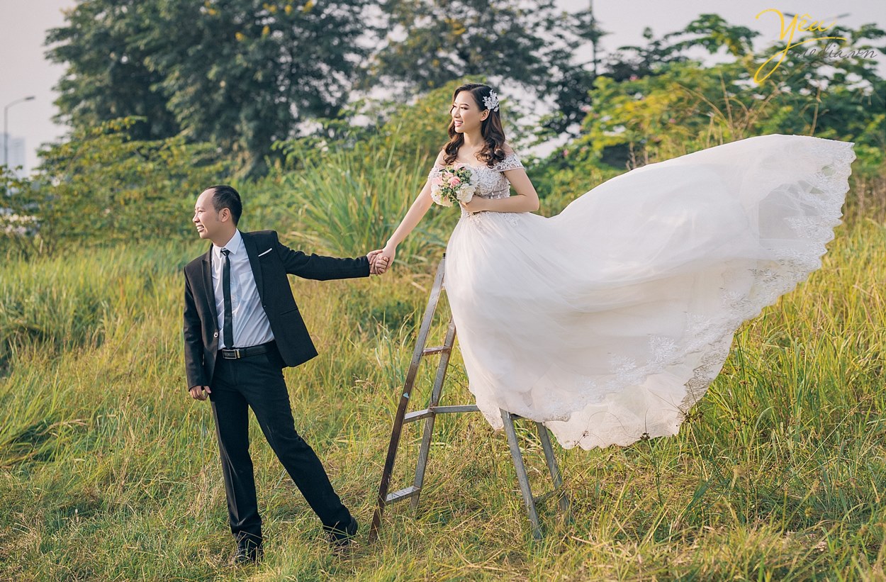 ảnh cưới với váy cưới tung bay lãng mạn