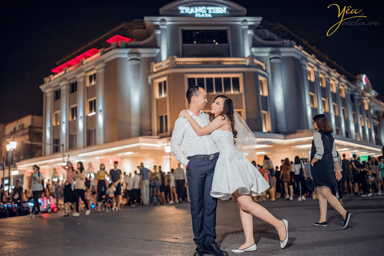 ảnh cưới chụp tối trên phố đi bộ có gì đẹp