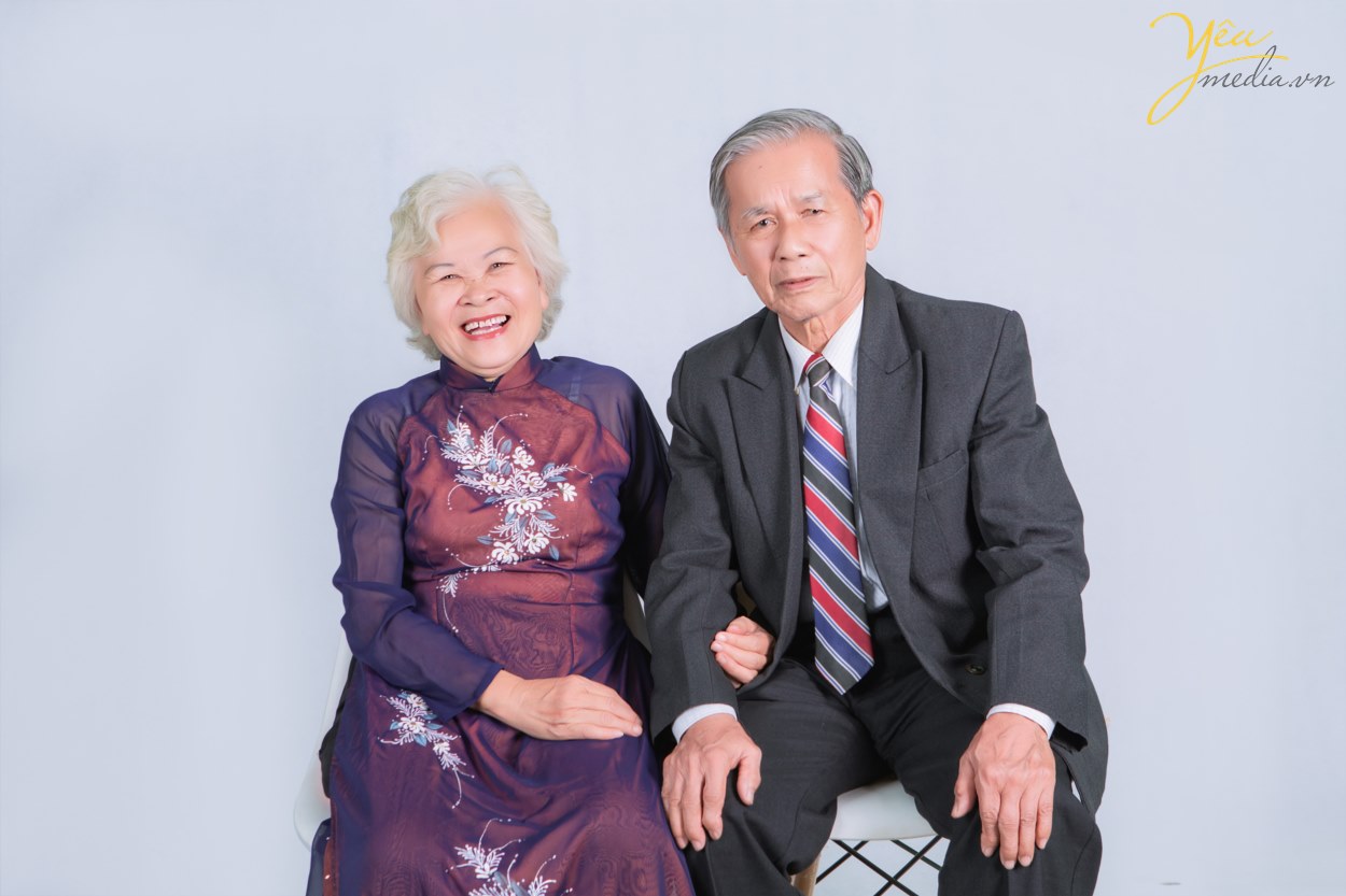 Cuốn album ảnh gia đình sẽ là một kỷ vật vô giá, trong đó chứa đầy những tiếng cười và cảm xúc yêu thương của gia đình bạn. Đôi khi cả đời chỉ có thể sắp xếp đưa gia đình đi chụp ảnh một lần. Vì vậy, bộ ảnh chính là lát cắt hạnh phúc của gia đình bạn, lưu lại trong đó những khoảnh khắc vô giá và gìn giữ mãi mãi với thời gian. Bộ ảnh gia đình chính là một món quà tinh thần để mỗi khi mệt mỏi bạn chỉ cần mở điện thoại ra xem, nhìn vào gia đình yêu thương của mình và sau đó bạn lại có thêm nhiều động lực để cố gắng. Có rất nhiều gia đình đang giận nhau, chỉ cần xem lại bộ ảnh thì cơn giận sẽ nguôi ngoai, và cảm thấy yêu thương gia đình của mình hơn.