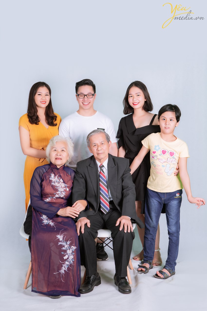 Cuốn album ảnh gia đình sẽ là một kỷ vật vô giá, trong đó chứa đầy những tiếng cười và cảm xúc yêu thương của gia đình bạn. Đôi khi cả đời chỉ có thể sắp xếp đưa gia đình đi chụp ảnh một lần. Vì vậy, bộ ảnh chính là lát cắt hạnh phúc của gia đình bạn, lưu lại trong đó những khoảnh khắc vô giá và gìn giữ mãi mãi với thời gian. Bộ ảnh gia đình chính là một món quà tinh thần để mỗi khi mệt mỏi bạn chỉ cần mở điện thoại ra xem, nhìn vào gia đình yêu thương của mình và sau đó bạn lại có thêm nhiều động lực để cố gắng. Có rất nhiều gia đình đang giận nhau, chỉ cần xem lại bộ ảnh thì cơn giận sẽ nguôi ngoai, và cảm thấy yêu thương gia đình của mình hơn.