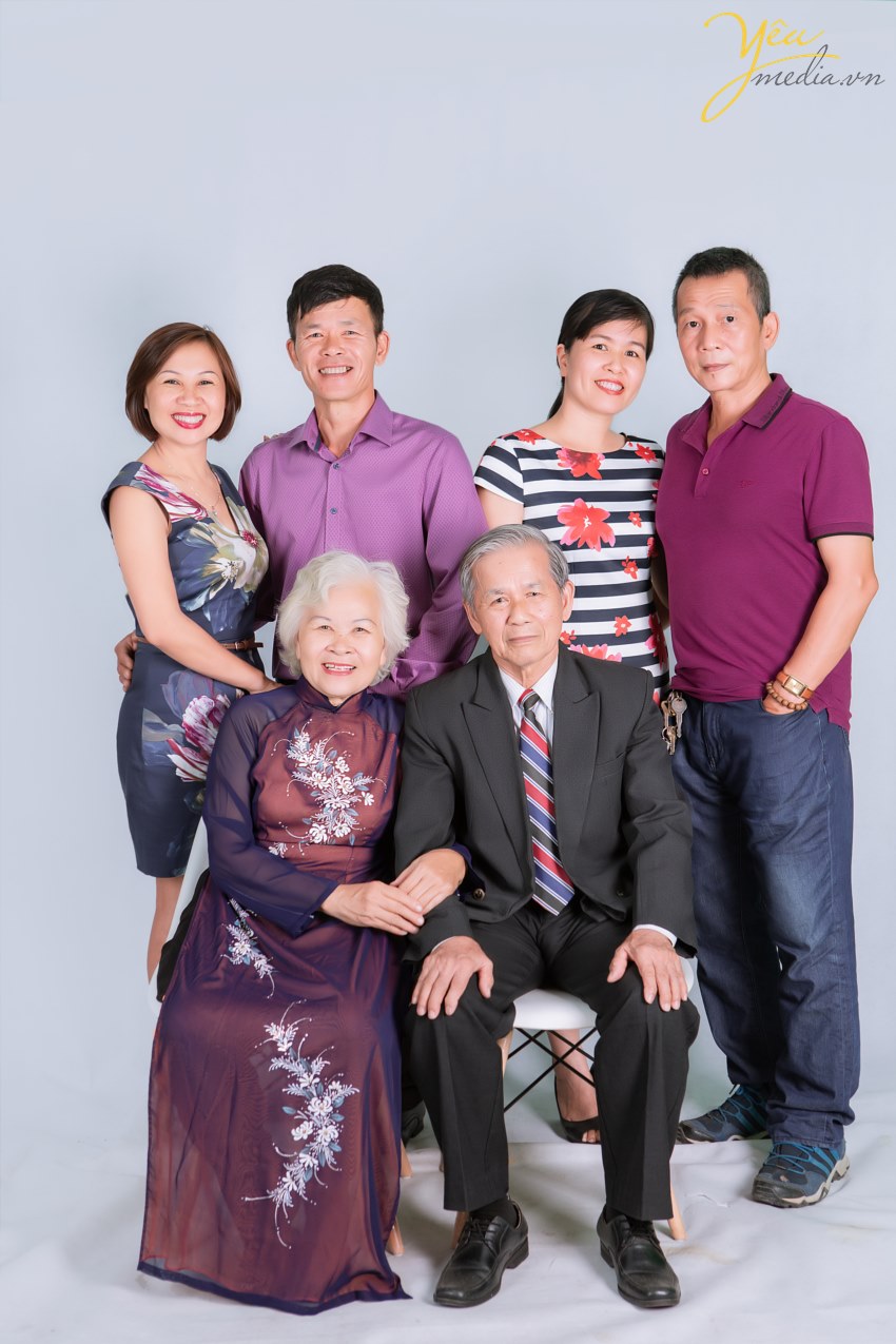 Cuốn album ảnh gia đình sẽ là một kỷ vật vô giá, trong đó chứa đầy những tiếng cười và cảm xúc yêu thương của gia đình bạn. Đôi khi cả đời chỉ có thể sắp xếp đưa gia đình đi chụp ảnh một lần. Vì vậy, bộ ảnh chính là lát cắt hạnh phúc của gia đình bạn, lưu lại trong đó những khoảnh khắc vô giá và gìn giữ mãi mãi với thời gian. Bộ ảnh gia đình chính là một món quà tinh thần để mỗi khi mệt mỏi bạn chỉ cần mở điện thoại ra xem, nhìn vào gia đình yêu thương của mình và sau đó bạn lại có thêm nhiều động lực để cố gắng. Có rất nhiều gia đình đang giận nhau, chỉ cần xem lại bộ ảnh thì cơn giận sẽ nguôi ngoai, và cảm thấy yêu thương gia đình của mình hơn..