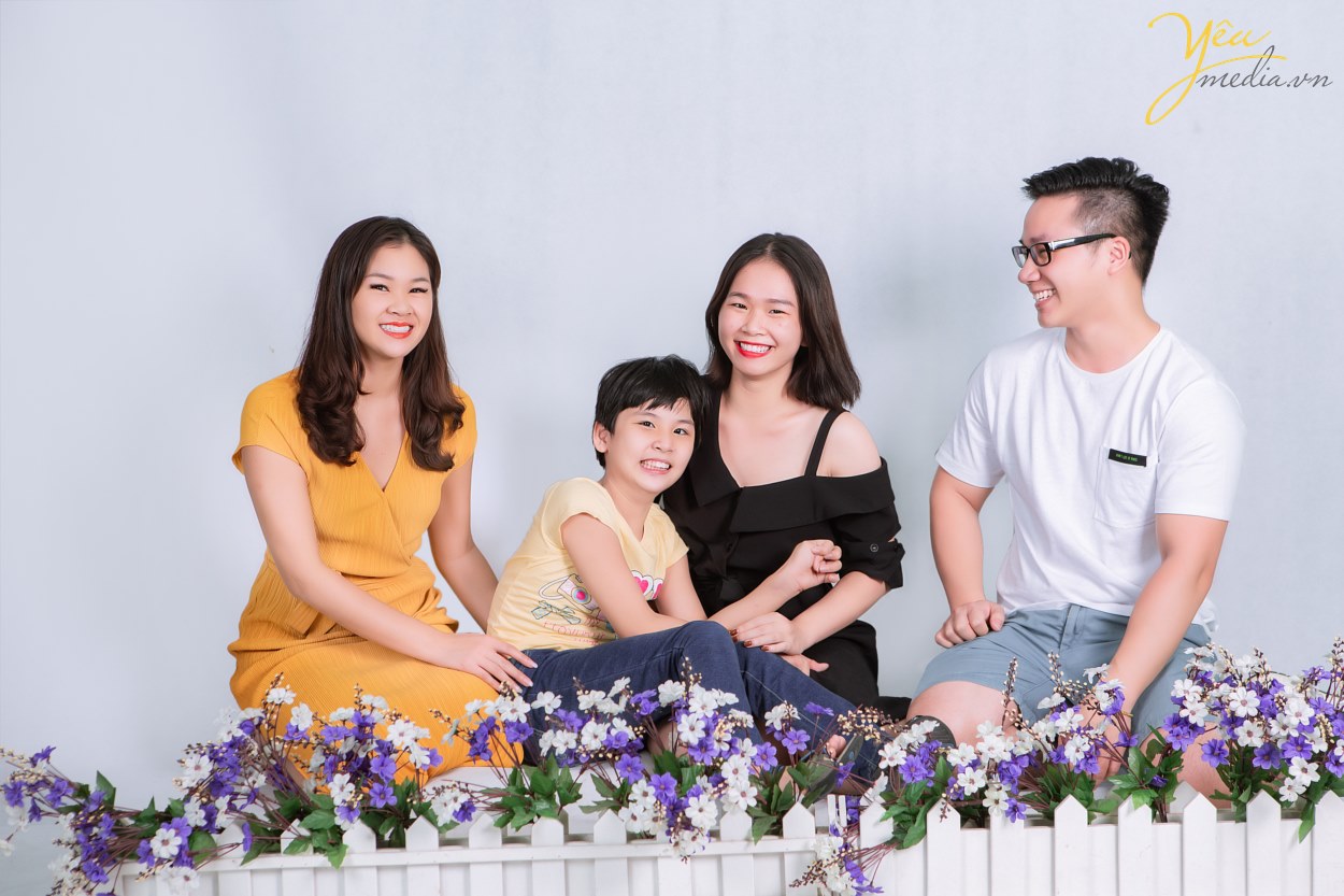 Cuốn album ảnh gia đình sẽ là một kỷ vật vô giá, trong đó chứa đầy những tiếng cười và cảm xúc yêu thương của gia đình bạn. Đôi khi cả đời chỉ có thể sắp xếp đưa gia đình đi chụp ảnh một lần. Vì vậy, bộ ảnh chính là lát cắt hạnh phúc của gia đình bạn, lưu lại trong đó những khoảnh khắc vô giá và gìn giữ mãi mãi với thời gian. Bộ ảnh gia đình chính là một món quà tinh thần để mỗi khi mệt mỏi bạn chỉ cần mở điện thoại ra xem, nhìn vào gia đình yêu thương của mình và sau đó bạn lại có thêm nhiều động lực để cố gắng. Có rất nhiều gia đình đang giận nhau, chỉ cần xem lại bộ ảnh thì cơn giận sẽ nguôi ngoai, và cảm thấy yêu thương gia đình của mình hơn.