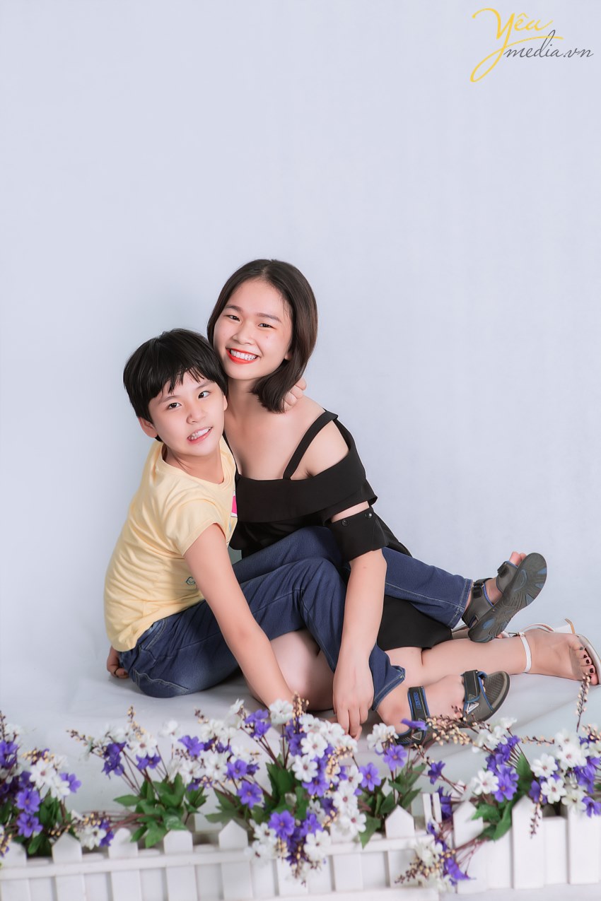 Cuốn album ảnh gia đình sẽ là một kỷ vật vô giá, trong đó chứa đầy những tiếng cười và cảm xúc yêu thương của gia đình bạn. Đôi khi cả đời chỉ có thể sắp xếp đưa gia đình đi chụp ảnh một lần. Vì vậy, bộ ảnh chính là lát cắt hạnh phúc của gia đình bạn, lưu lại trong đó những khoảnh khắc vô giá và gìn giữ mãi mãi với thời gian. Bộ ảnh gia đình chính là một món quà tinh thần để mỗi khi mệt mỏi bạn chỉ cần mở điện thoại ra xem, nhìn vào gia đình yêu thương của mình và sau đó bạn lại có thêm nhiều động lực để cố gắng. Có rất nhiều gia đình đang giận nhau, chỉ cần xem lại bộ ảnh thì cơn giận sẽ nguôi ngoai, và cảm thấy yêu thương gia đình của mình hơn.