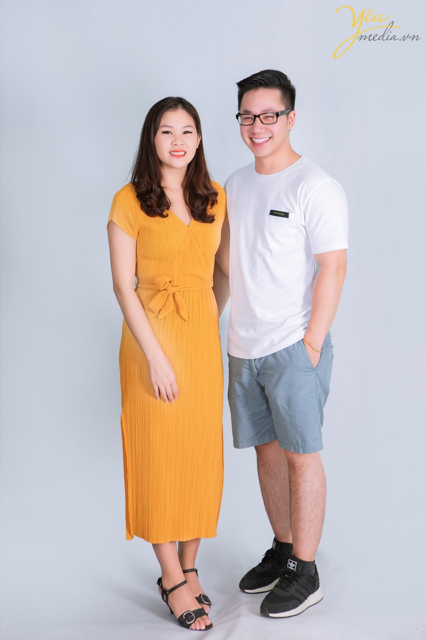 Cuốn album ảnh gia đình sẽ là một kỷ vật vô giá, trong đó chứa đầy những tiếng cười và cảm xúc yêu thương của gia đình bạn. Đôi khi cả đời chỉ có thể sắp xếp đưa gia đình đi chụp ảnh một lần. Vì vậy, bộ ảnh chính là lát cắt hạnh phúc của gia đình bạn, lưu lại trong đó những khoảnh khắc vô giá và gìn giữ mãi mãi với thời gian. Bộ ảnh gia đình chính là một món quà tinh thần để mỗi khi mệt mỏi bạn chỉ cần mở điện thoại ra xem, nhìn vào gia đình yêu thương của mình và sau đó bạn lại có thêm nhiều động lực để cố gắng. Có rất nhiều gia đình đang giận nhau, chỉ cần xem lại bộ ảnh thì cơn giận sẽ nguôi ngoai, và cảm thấy yêu thương gia đình của mình hơn.