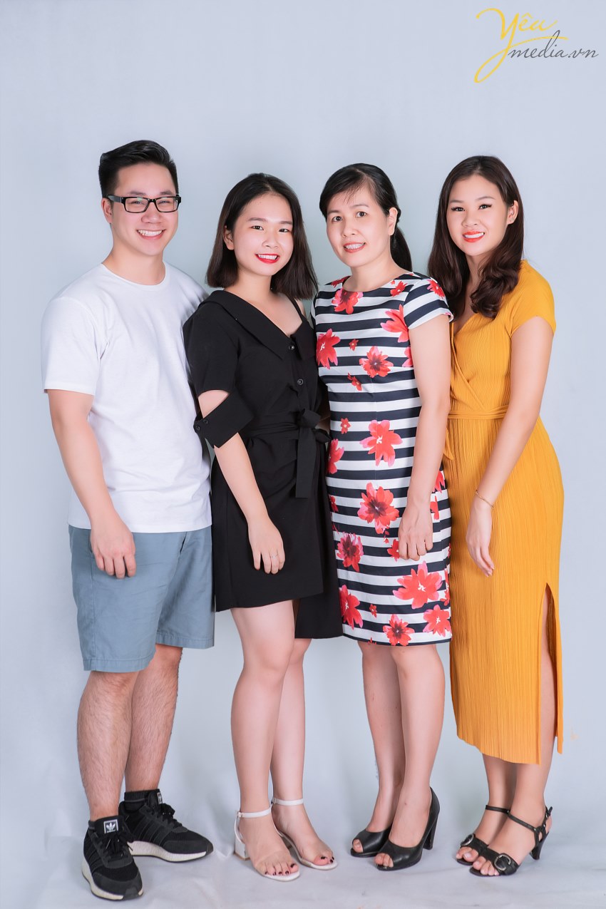 Cuốn album ảnh gia đình sẽ là một kỷ vật vô giá, trong đó chứa đầy những tiếng cười và cảm xúc yêu thương của gia đình bạn. Đôi khi cả đời chỉ có thể sắp xếp đưa gia đình đi chụp ảnh một lần. Vì vậy, bộ ảnh chính là lát cắt hạnh phúc của gia đình bạn, lưu lại trong đó những khoảnh khắc vô giá và gìn giữ mãi mãi với thời gian. Bộ ảnh gia đình chính là một món quà tinh thần để mỗi khi mệt mỏi bạn chỉ cần mở điện thoại ra xem, nhìn vào gia đình yêu thương của mình và sau đó bạn lại có thêm nhiều động lực để cố gắng. Có rất nhiều gia đình đang giận nhau, chỉ cần xem lại bộ ảnh thì cơn giận sẽ nguôi ngoai, và cảm thấy yêu thương gia đình của mình hơn.
