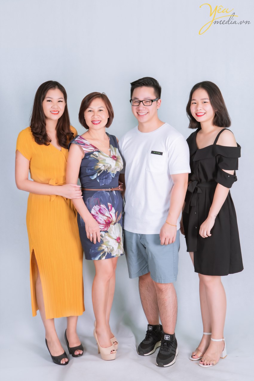 Cuốn album ảnh gia đình sẽ là một kỷ vật vô giá, trong đó chứa đầy những tiếng cười và cảm xúc yêu thương của gia đình bạn. Đôi khi cả đời chỉ có thể sắp xếp đưa gia đình đi chụp ảnh một lần. Vì vậy, bộ ảnh chính là lát cắt hạnh phúc của gia đình bạn, lưu lại trong đó những khoảnh khắc vô giá và gìn giữ mãi mãi với thời gian. Bộ ảnh gia đình chính là một món quà tinh thần để mỗi khi mệt mỏi bạn chỉ cần mở điện thoại ra xem, nhìn vào gia đình yêu thương của mình và sau đó bạn lại có thêm nhiều động lực để cố gắng. Có rất nhiều gia đình đang giận nhau, chỉ cần xem lại bộ ảnh thì cơn giận sẽ nguôi ngoai, và cảm thấy yêu thương gia đình của mình hơn.