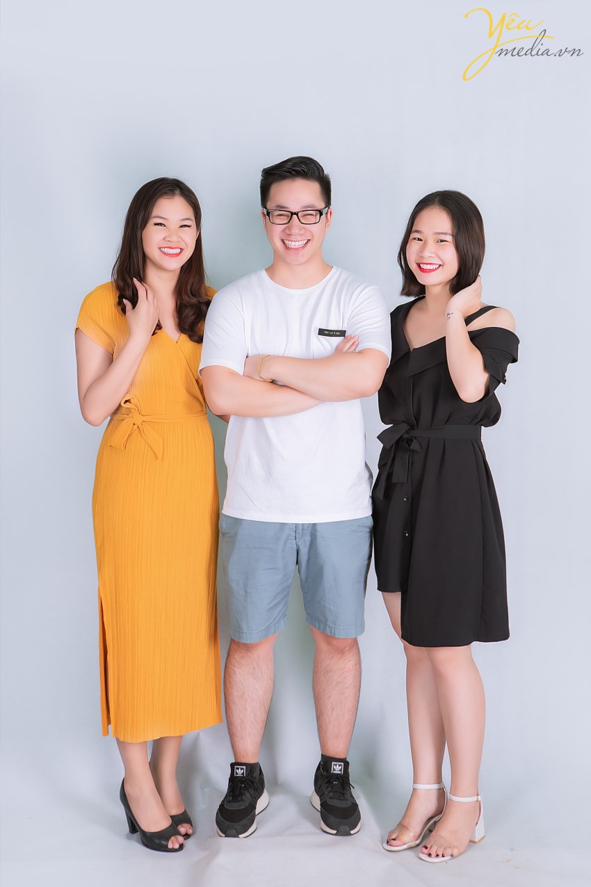Cuốn album ảnh gia đình sẽ là một kỷ vật vô giá, trong đó chứa đầy những tiếng cười và cảm xúc yêu thương của gia đình bạn. Đôi khi cả đời chỉ có thể sắp xếp đưa gia đình đi chụp ảnh một lần. Vì vậy, bộ ảnh chính là lát cắt hạnh phúc của gia đình bạn, lưu lại trong đó những khoảnh khắc vô giá và gìn giữ mãi mãi với thời gian. Bộ ảnh gia đình chính là một món quà tinh thần để mỗi khi mệt mỏi bạn chỉ cần mở điện thoại ra xem, nhìn vào gia đình yêu thương của mình và sau đó bạn lại có thêm nhiều động lực để cố gắng. Có rất nhiều gia đình đang giận nhau, chỉ cần xem lại bộ ảnh thì cơn giận sẽ nguôi ngoai, và cảm thấy yêu thương gia đình của mình hơn.