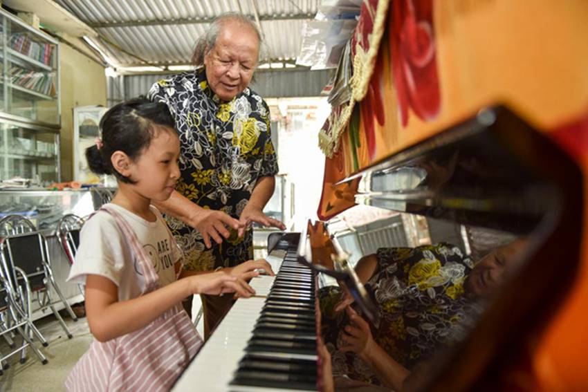 đám cưới kéo dài 28 ngày của đại gia Hà Nội với vợ kém 52 tuổi