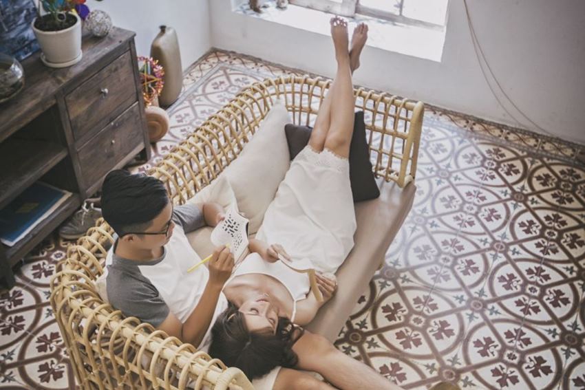 Một ngôi nhà. Bão dừng sau cánh cửa. Bên trong chỉ có ấm áp, và Anh