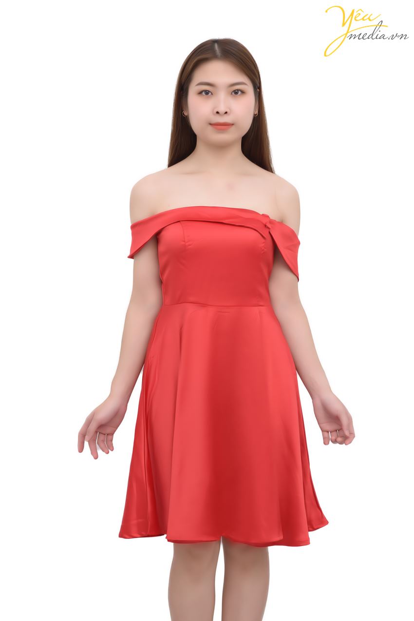 Bộ đầm tiệc màu đỏ mang tên Nighty có phần trễ vai hơi hờ hững nhưng không bị quá hở hang. Với sắc đỏ sáng nổi bật, đây là một trong những trang phục được nhiều bạn nữ trẻ trung và xinh xắn lựa chọn khi đến với Yêu media.