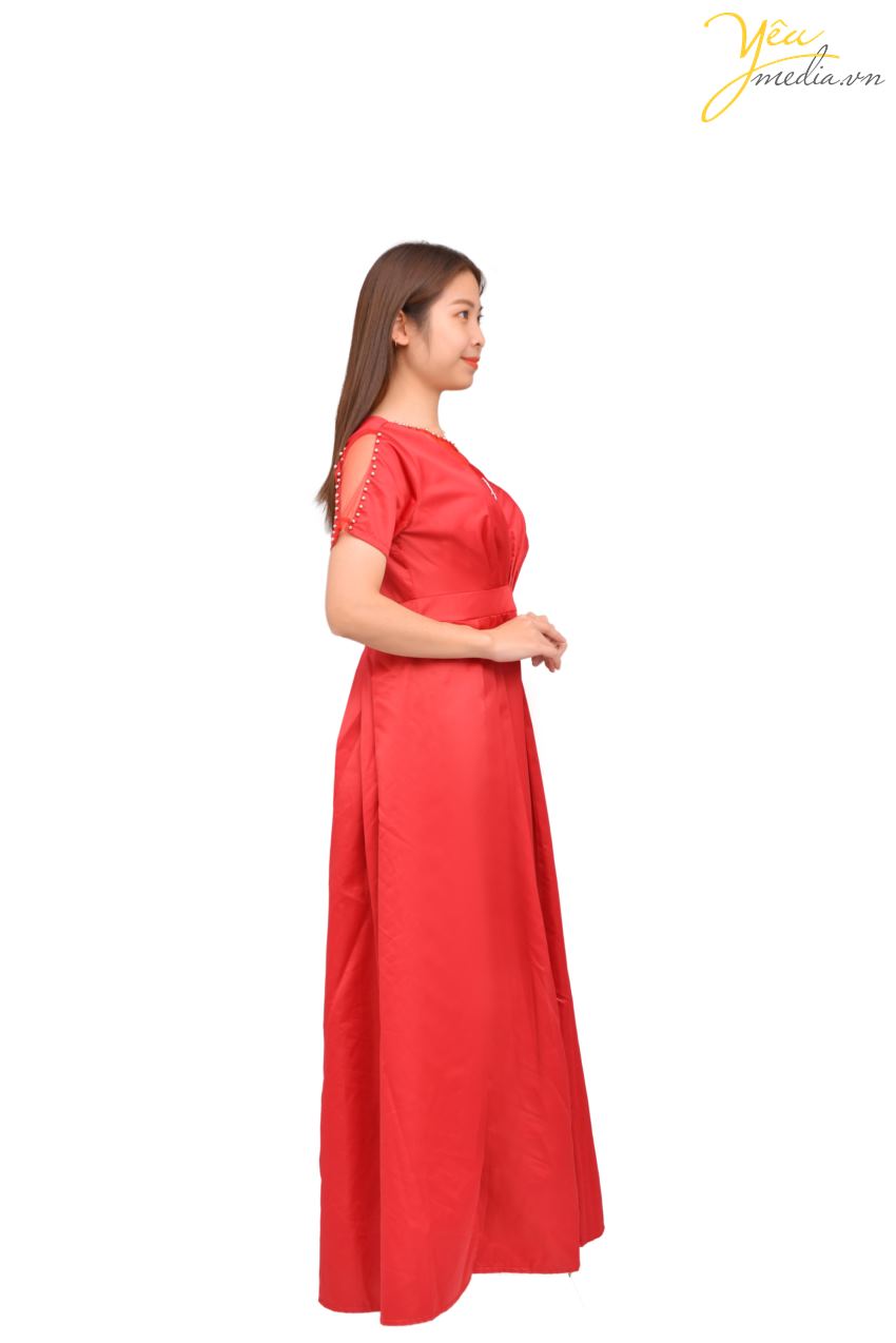 Mã đầm tiệc Sunrise với màu đỏ chủ đạo - điểm xuyết với những phần hở nhẹ bởi voan và thêm sự sang trọng của đính cườm - sẽ khiến bạn nổi bật trong prom cuối cấp hoặc trong những bữa tiệc của công ty.