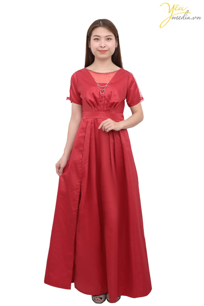 Mã đầm tiệc Sunrise với màu đỏ chủ đạo - điểm xuyết với những phần hở nhẹ bởi voan và thêm sự sang trọng của đính cườm - sẽ khiến bạn nổi bật trong prom cuối cấp hoặc trong những bữa tiệc của công ty.