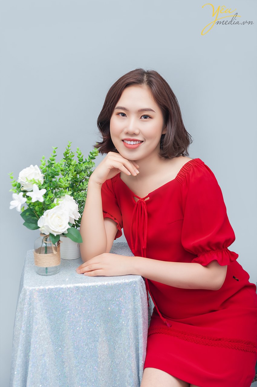 Một bức ảnh đẹp trên Instagram hay Facebook không chỉ đem về cho bạn lượng người theo dõi đáng mơ ước không kém gì người nổi tiếng mà còn giúp bạn nhận được thêm nhiều cơ hội cũng như có thêm nhiều mối quan hệ thú vị trong tương lai. Tuy nhiên chụp ảnh thế nào cho đẹp, tạo dáng thế nào để không bị sến, bị cũ thì lại là chuyện không mấy dễ dàng.  Nhiều người cứ nhìn thấy ống kính là lại "đơ như cây cơ" và muôn đời chỉ biết giơ tay chữ V nhàm chán. Nếu bạn cũng là một trong những nhân vật "có thù truyền kiếp" với máy ảnh như bạn Dung - tại Hà Nội - thì hãy thử 1 lần book lịch chụp beauty / chân dung / nghệ thuật tại Yêu Media. Đảm bảo bạn sẽ biến thành 1 con người hoàn toàn khác - tự tin và thoải mái thả dáng để có những tấm hình đẹp nhất!