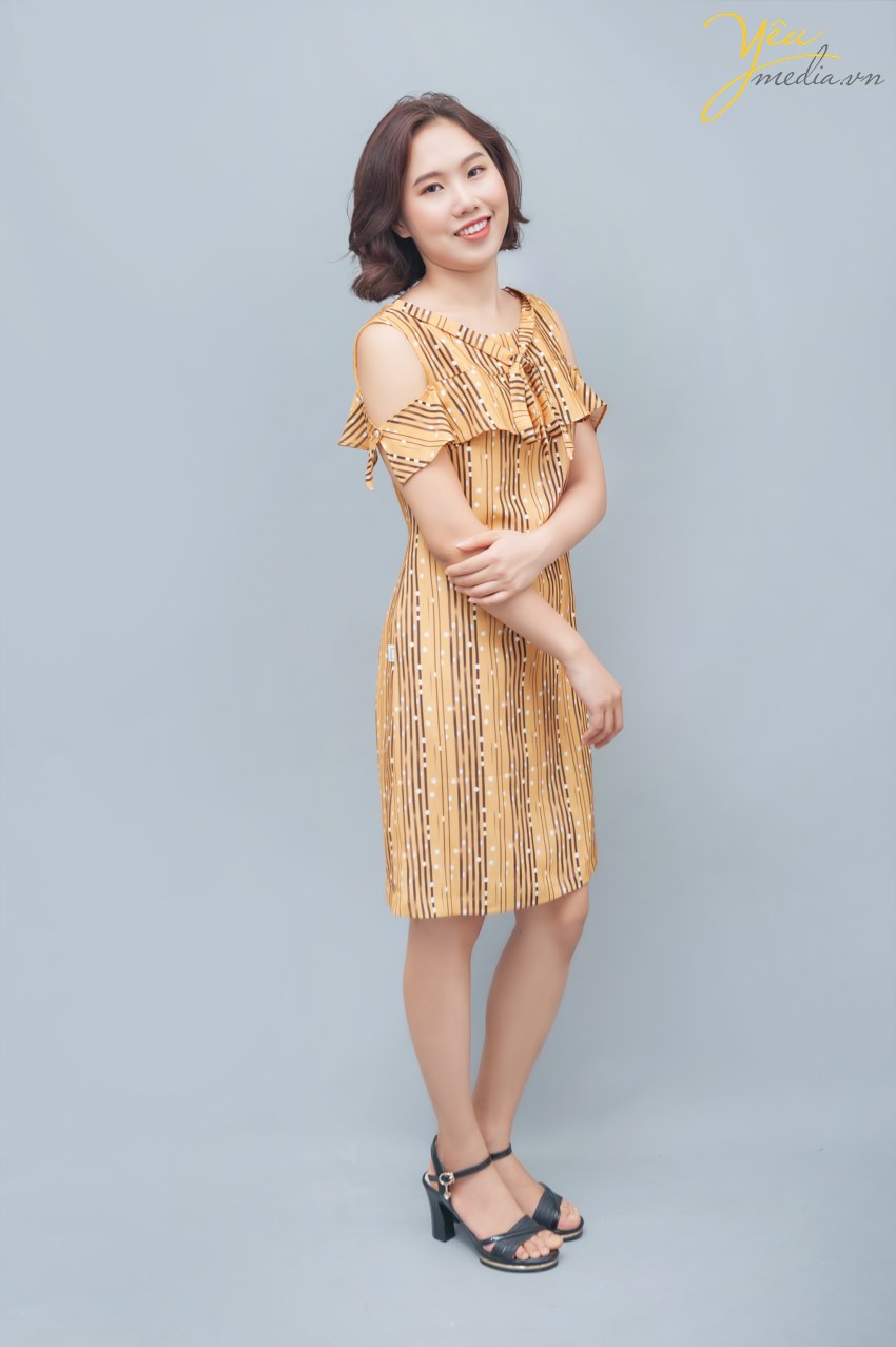 Một bức ảnh đẹp trên Instagram hay Facebook không chỉ đem về cho bạn lượng người theo dõi đáng mơ ước không kém gì người nổi tiếng mà còn giúp bạn nhận được thêm nhiều cơ hội cũng như có thêm nhiều mối quan hệ thú vị trong tương lai. Tuy nhiên chụp ảnh thế nào cho đẹp, tạo dáng thế nào để không bị sến, bị cũ thì lại là chuyện không mấy dễ dàng.  Nhiều người cứ nhìn thấy ống kính là lại "đơ như cây cơ" và muôn đời chỉ biết giơ tay chữ V nhàm chán. Nếu bạn cũng là một trong những nhân vật "có thù truyền kiếp" với máy ảnh như bạn Dung - tại Hà Nội - thì hãy thử 1 lần book lịch chụp beauty / chân dung / nghệ thuật tại Yêu Media. Đảm bảo bạn sẽ biến thành 1 con người hoàn toàn khác - tự tin và thoải mái thả dáng để có những tấm hình đẹp nhất!