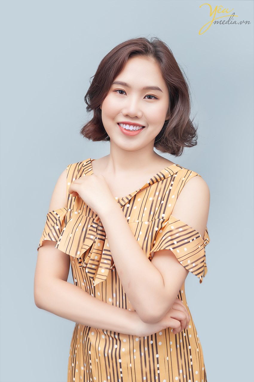 Một bức ảnh đẹp trên Instagram hay Facebook không chỉ đem về cho bạn lượng người theo dõi đáng mơ ước không kém gì người nổi tiếng mà còn giúp bạn nhận được thêm nhiều cơ hội cũng như có thêm nhiều mối quan hệ thú vị trong tương lai. Tuy nhiên chụp ảnh thế nào cho đẹp, tạo dáng thế nào để không bị sến, bị cũ thì lại là chuyện không mấy dễ dàng.  Nhiều người cứ nhìn thấy ống kính là lại "đơ như cây cơ" và muôn đời chỉ biết giơ tay chữ V nhàm chán. Nếu bạn cũng là một trong những nhân vật "có thù truyền kiếp" với máy ảnh như bạn Dung - tại Hà Nội - thì hãy thử 1 lần book lịch chụp beauty / chân dung / nghệ thuật tại Yêu Media. Đảm bảo bạn sẽ biến thành 1 con người hoàn toàn khác - tự tin và thoải mái thả dáng để có những tấm hình đẹp nhất!