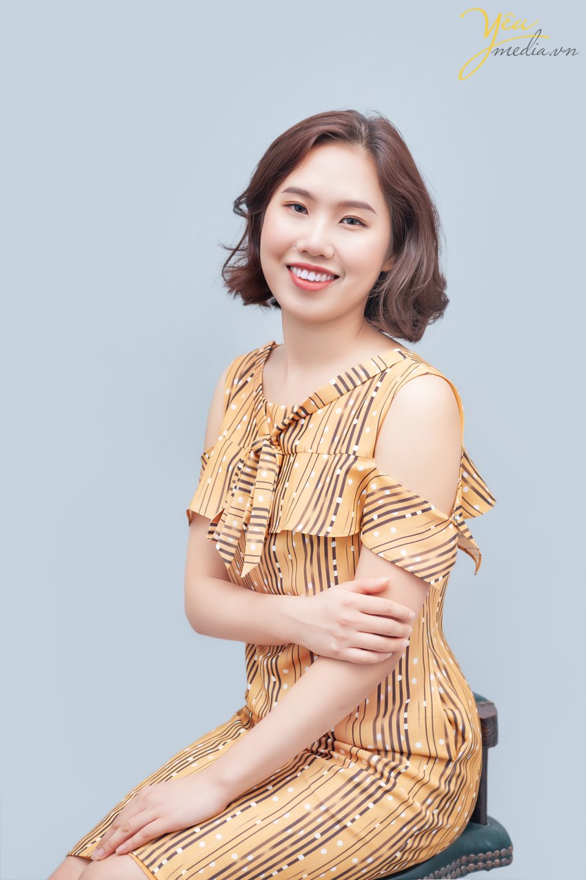 Một bức ảnh đẹp trên Instagram hay Facebook không chỉ đem về cho bạn lượng người theo dõi đáng mơ ước không kém gì người nổi tiếng mà còn giúp bạn nhận được thêm nhiều cơ hội cũng như có thêm nhiều mối quan hệ thú vị trong tương lai. Tuy nhiên chụp ảnh thế nào cho đẹp, tạo dáng thế nào để không bị sến, bị cũ thì lại là chuyện không mấy dễ dàng.  Nhiều người cứ nhìn thấy ống kính là lại "đơ như cây cơ" và muôn đời chỉ biết giơ tay chữ V nhàm chán. Nếu bạn cũng là một trong những nhân vật "có thù truyền kiếp" với máy ảnh như bạn Dung - tại Hà Nội - thì hãy thử 1 lần book lịch chụp beauty / chân dung / nghệ thuật tại Yêu Media. Đảm bảo bạn sẽ biến thành 1 con người hoàn toàn khác - tự tin và thoải mái thả dáng để có những tấm hình đẹp nhất!