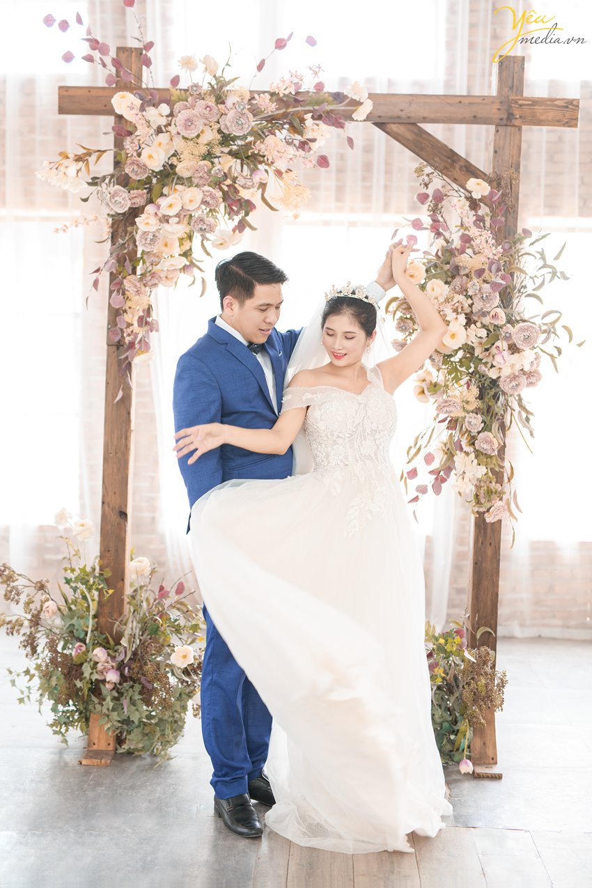 Nếu bạn muốn lưu lại những bức ảnh cưới đẹp mang phong cách của vẻ đẹp Địa Trung Hải thì phim trường Santorini Park sẽ là địa điểm phim trường Hà Nội mà bạn nên đến. Bối cảnh tại phim trường đa dạng và độc đáo từ bối cảnh ngoài trời cho đến trong nhà, trong phòng.