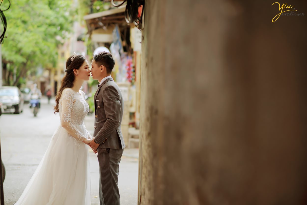 Bộ ảnh trong bài được thực hiện bởi Yêu media cho cặp đôi chú rể Chỉnh - cô dâu Trang, ngoài địa điểm Nhà thờ lớn Hà Nội còn xuất hiện Hồ Gươm, nhà hát lớn, các con phố nhỏ, ngõ nhỏ,... xung quanh khu vực quận Hoàn Kiếm - Hà Nội.