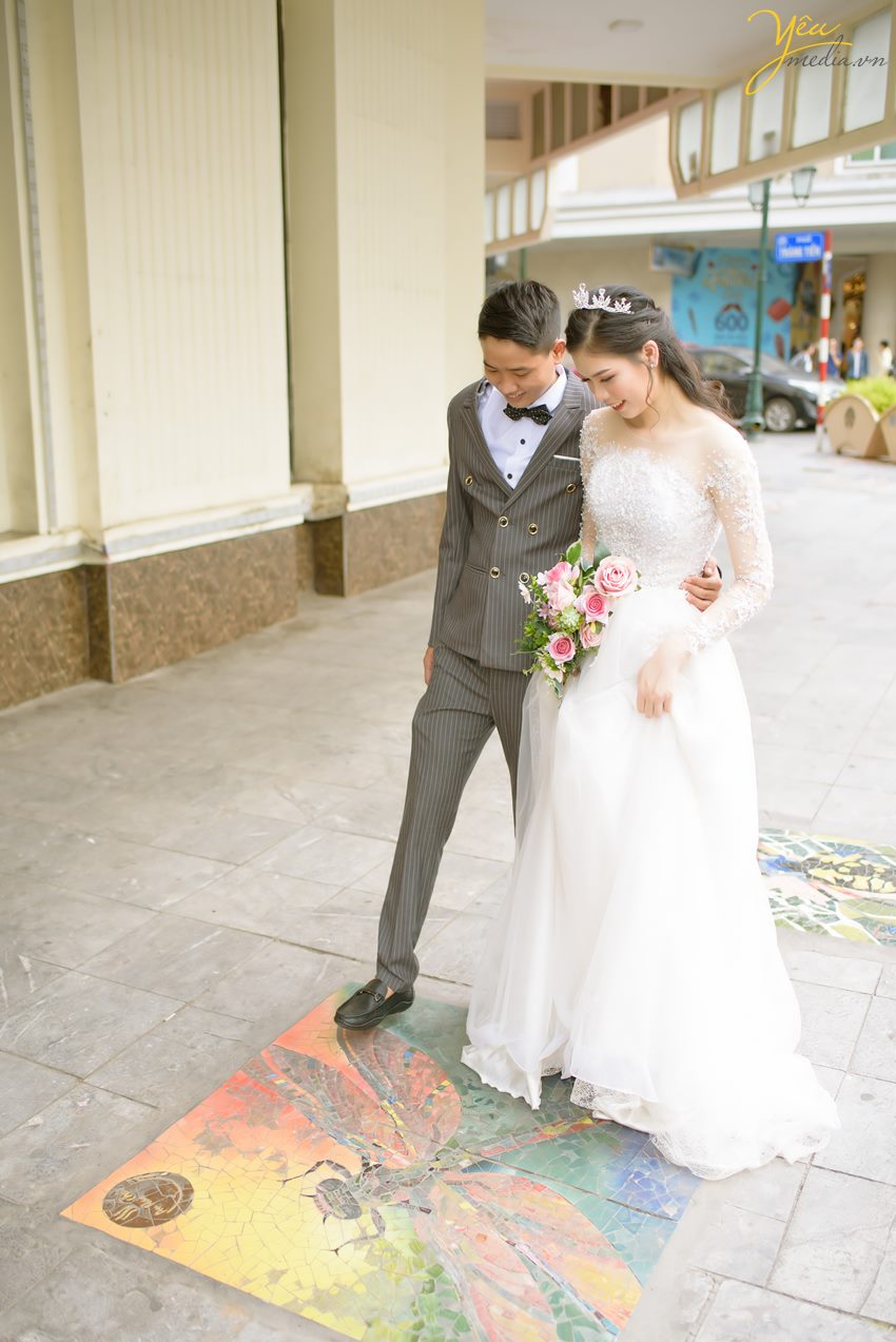 Bộ ảnh trong bài được thực hiện bởi Yêu media cho cặp đôi chú rể Chỉnh - cô dâu Trang, ngoài địa điểm Nhà thờ lớn Hà Nội còn xuất hiện Hồ Gươm, nhà hát lớn, các con phố nhỏ, ngõ nhỏ,... xung quanh khu vực quận Hoàn Kiếm - Hà Nội.