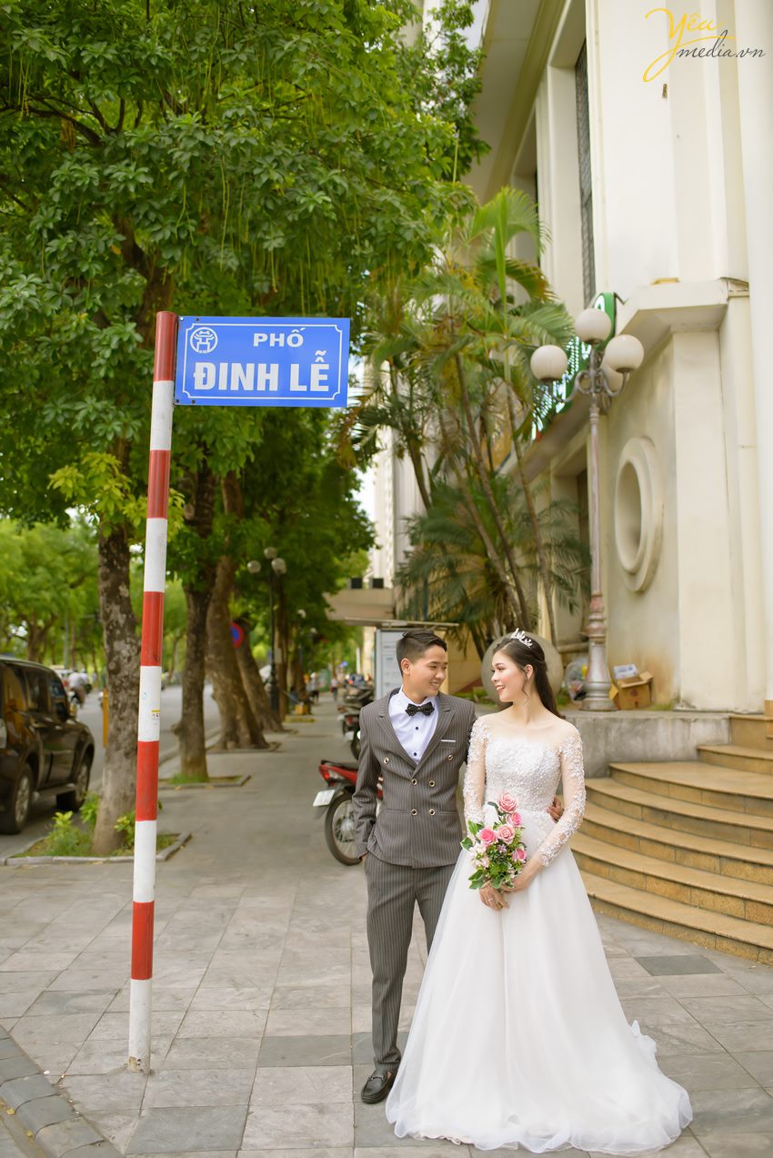 Bộ ảnh trong bài được thực hiện bởi Yêu media cho cặp đôi chú rể Chỉnh - cô dâu Trang, ngoài địa điểm Nhà thờ lớn Hà Nội còn xuất hiện Hồ Gươm, nhà hát lớn, các con phố nhỏ, ngõ nhỏ,... xung quanh khu vực quận Hoàn Kiếm - Hà Nội.