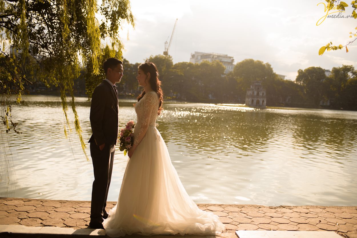 Bộ ảnh trong bài được thực hiện bởi Yêu media cho cặp đôi chú rể Chỉnh - cô dâu Trang, ngoài địa điểm Nhà thờ lớn Hà Nội còn xuất hiện Hồ Gươm, nhà hát lớn, các con phố nhỏ, ngõ nhỏ,... xung quanh khu vực quận Hoàn Kiếm - Hà Nội.