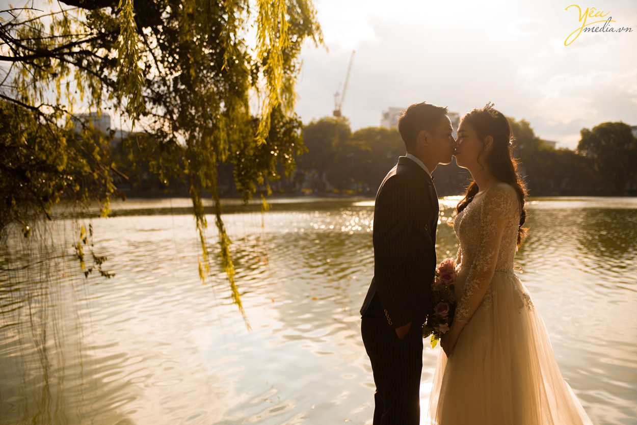 Bộ ảnh trong bài được thực hiện bởi Yêu media cho cặp đôi chú rể Chỉnh - cô dâu Trang, ngoài địa điểm Nhà thờ lớn Hà Nội còn xuất hiện Hồ Gươm, nhà hát lớn, các con phố nhỏ, ngõ nhỏ,... xung quanh khu vực quận Hoàn Kiếm - Hà Nội.