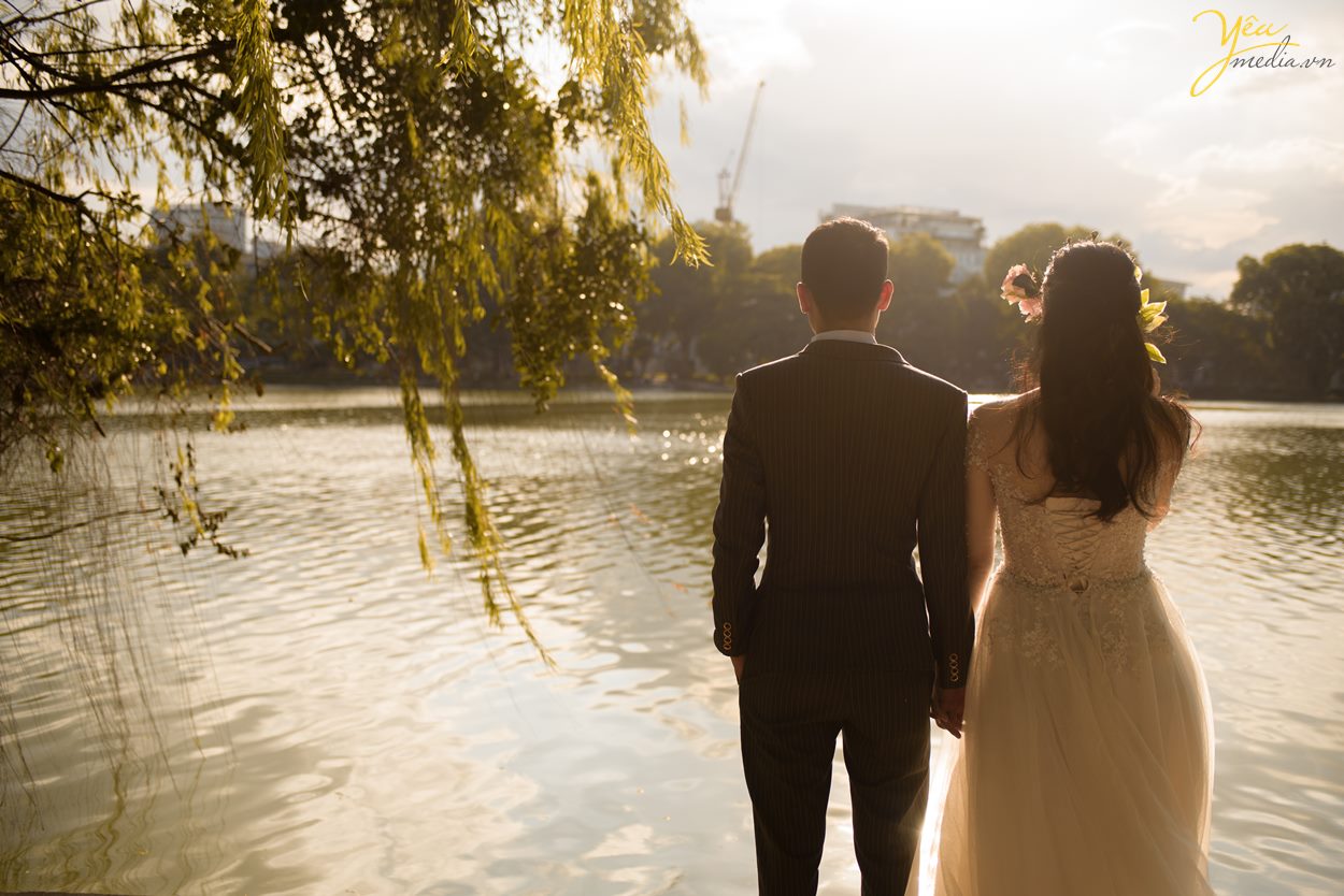 Bộ ảnh trong bài được thực hiện bởi Yêu media cho cặp đôi chú rể Chỉnh - cô dâu Trang, ngoài địa điểm Nhà thờ lớn Hà Nội còn xuất hiện Hồ Gươm, nhà hát lớn, các con phố nhỏ, ngõ nhỏ,... xung quanh khu vực quận Hoàn Kiếm - Hà Nội.