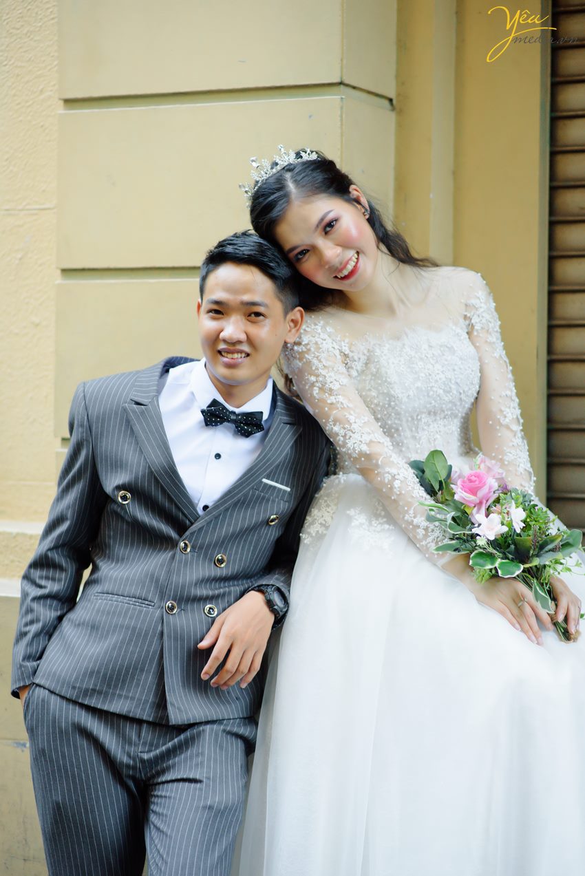 Bộ ảnh trong bài được thực hiện bởi Yêu media cho cặp đôi chú rể Chỉnh - cô dâu Trang, ngoài địa điểm Nhà thờ lớn Hà Nội còn xuất hiện Hồ Gươm, nhà hát lớn, các con phố nhỏ, ngõ nhỏ,... xung quanh khu vực quận Hoàn Kiếm - Hà Nội.