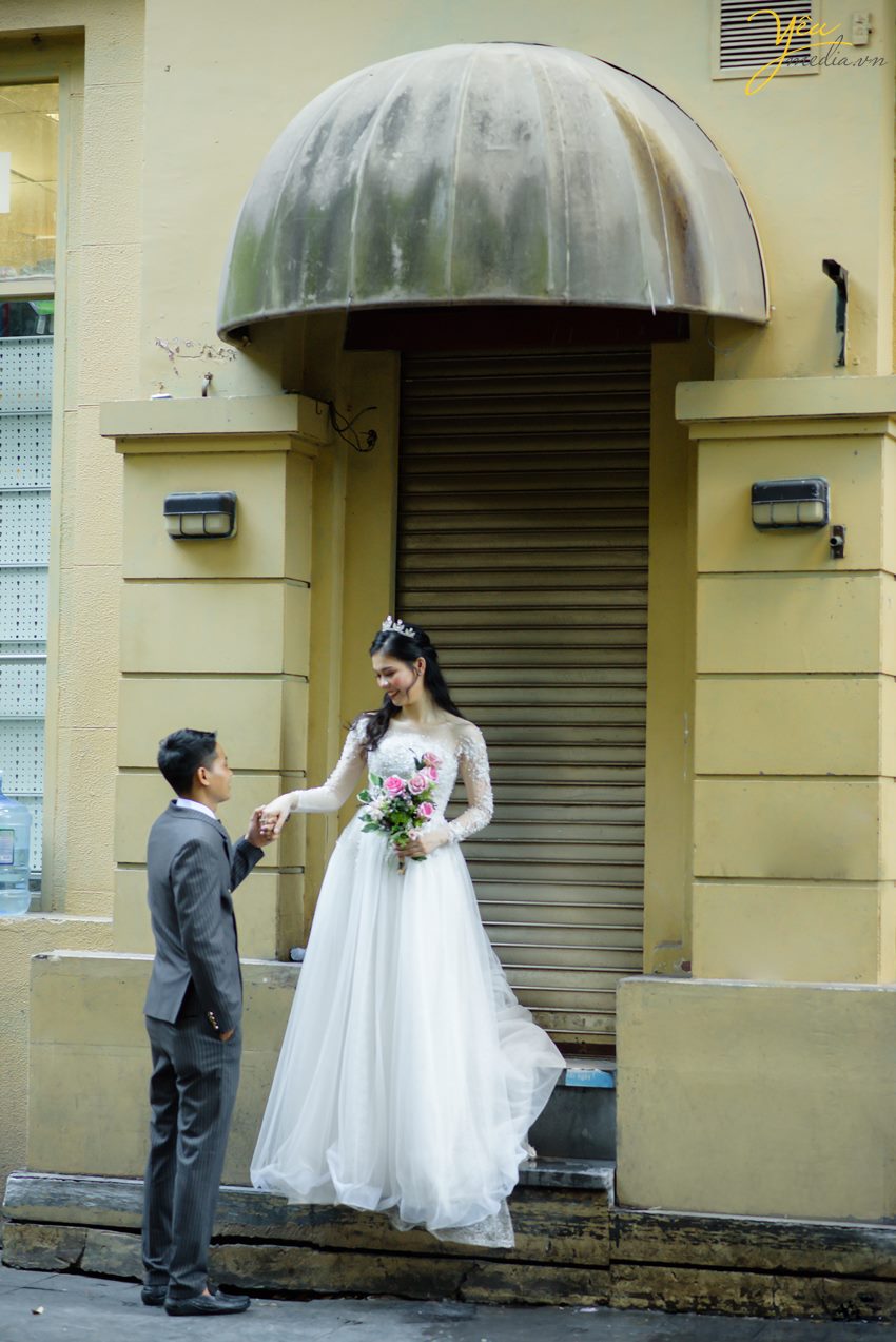 Bộ ảnh trong bài được thực hiện bởi Yêu media cho cặp đôi chú rể Chỉnh - cô dâu Trang, ngoài địa điểm Nhà thờ lớn Hà Nội còn xuất hiện Hồ Gươm, nhà hát lớn, các con phố nhỏ, ngõ nhỏ,... xung quanh khu vực quận Hoàn Kiếm - Hà Nội.