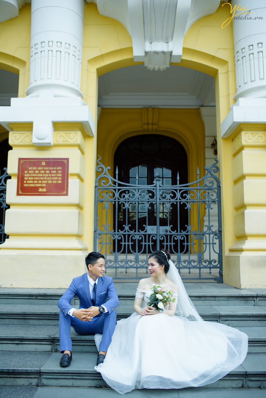 Bộ ảnh trong bài được thực hiện bởi Yêu media cho cặp đôi chú rể Chỉnh - cô dâu Trang, ngoài địa điểm Nhà thờ lớn Hà Nội còn xuất hiện Hồ Gươm, nhà hát lớn, các con phố nhỏ, ngõ nhỏ,... xung quanh khu vực quận Hoàn Kiếm - Hà Nội.