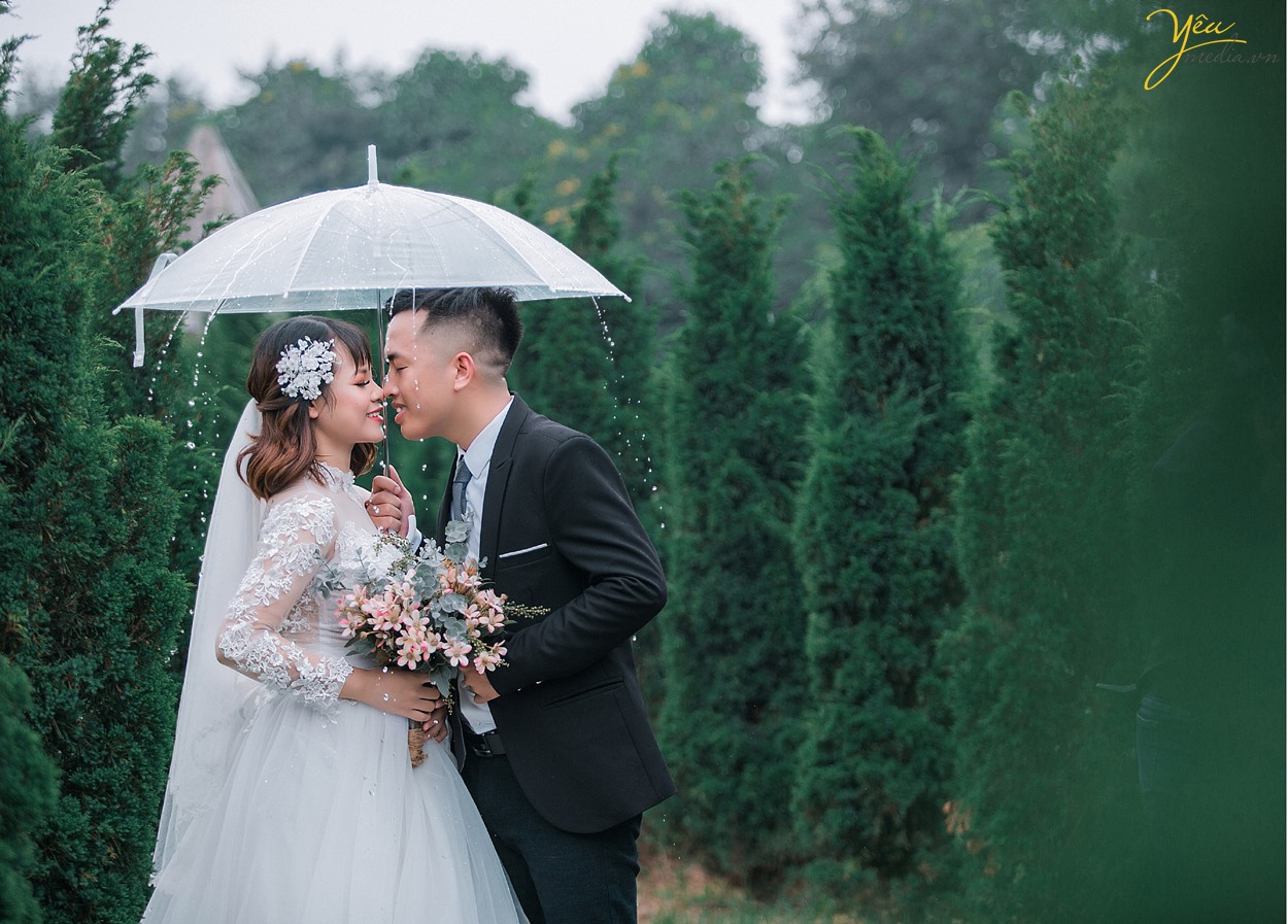 ảnh cưới chụp dưới trời mưa đẹp nhất