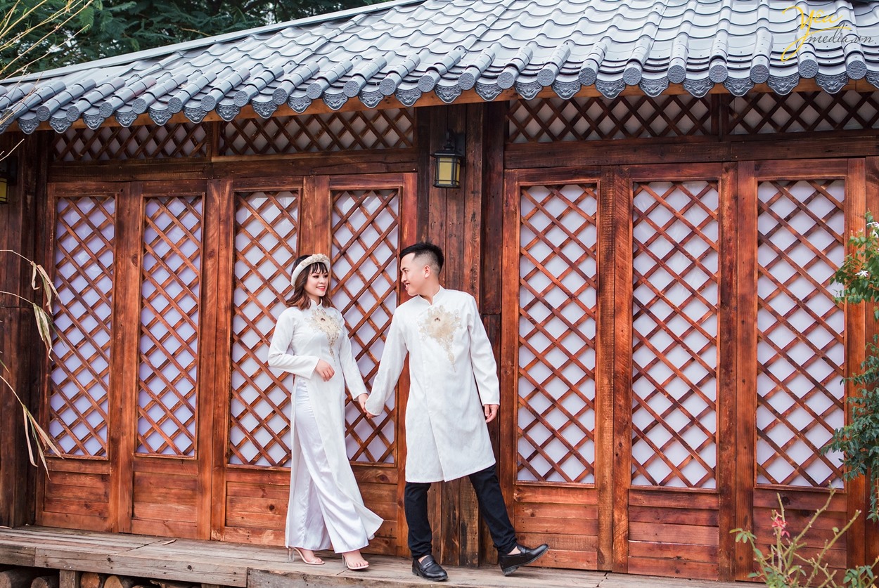 dắt tay nhau đi trên con đường lãng mạn truyền thống