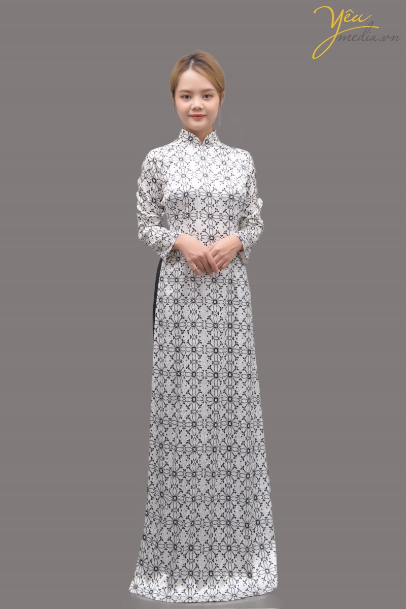 Mã áo dài phi bóng có màu sắc trắng - đen kết hợp này rất được ưa chuộng bởi các bạn trẻ, đặc biệt là dịp Tết đến xuân về, khi đi chụp ảnh cùng concept Áo dài cô Ba Sài Gòn nổi tiếng trong thời gian qua.