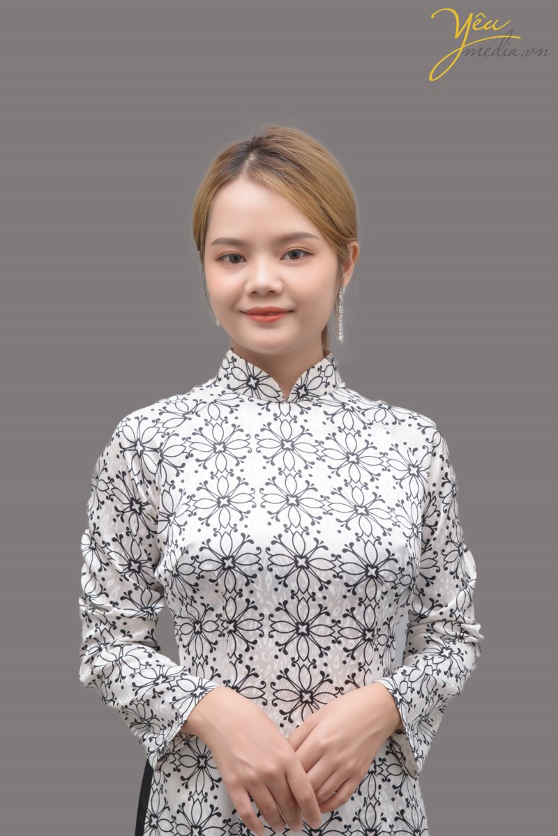 Mã áo dài phi bóng có màu sắc trắng - đen kết hợp này rất được ưa chuộng bởi các bạn trẻ, đặc biệt là dịp Tết đến xuân về, khi đi chụp ảnh cùng concept Áo dài cô Ba Sài Gòn nổi tiếng trong thời gian qua.