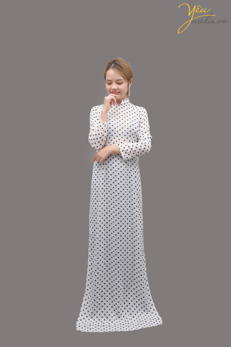 Áo dài 64 với màu sắc đen-trắng chấm bi rất dễ mặc và kết hợp với các loại phụ kiện và concept khác nhau để tạo nên một bộ ảnh ấn tượng cho người mặc. Để được tư vấn dịch vụ hãy liên hệ với Yêu Media qua hotline hoặc facebook các bạn nhé!