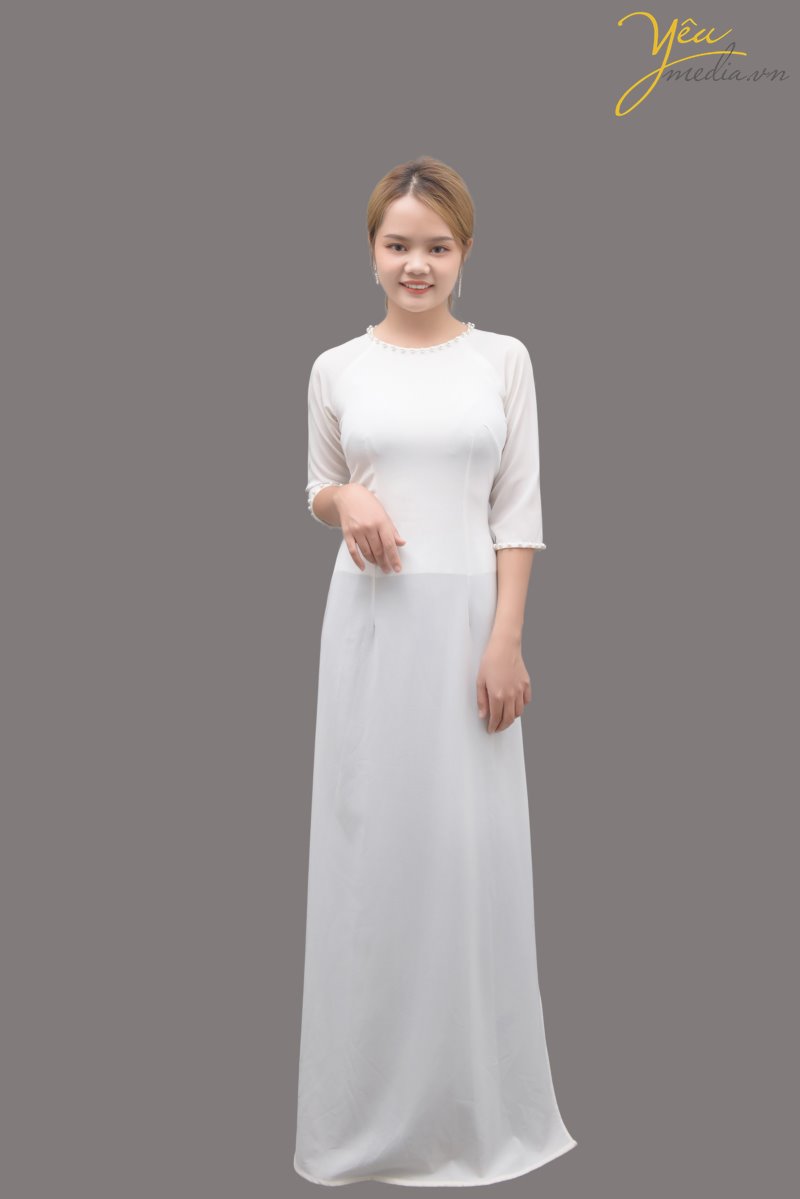 Là tà áo dài trắng mong manh đẹp thanh khiết, áo dài 62 là mã được nhiều bạn học sinh và sinh viên thuê tại Yêu Media. Với thủ tục thuê đơn giản, chi phí thuê rẻ, Yêu media luôn khẳng định được vị thế của mình trong dịch vụ cho thuê áo dài tại Hà Nội.