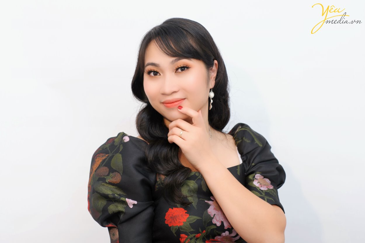 Yêu Media cung cấp dịch vụ chụp ảnh chân dung nghệ thuật trọn gói, từ việc lên ý tưởng, concept chụp ảnh, trang điểm, liên hệ phương tiện đi lại,… đến thiết kế album, in ấn ảnh chất lượng.