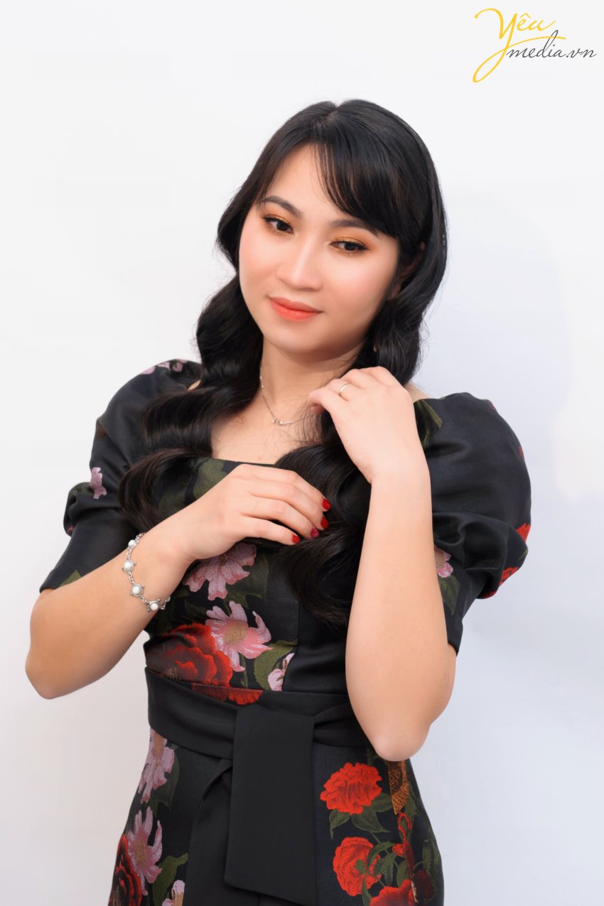 Yêu Media cung cấp dịch vụ chụp ảnh chân dung nghệ thuật trọn gói, từ việc lên ý tưởng, concept chụp ảnh, trang điểm, liên hệ phương tiện đi lại,… đến thiết kế album, in ấn ảnh chất lượng.