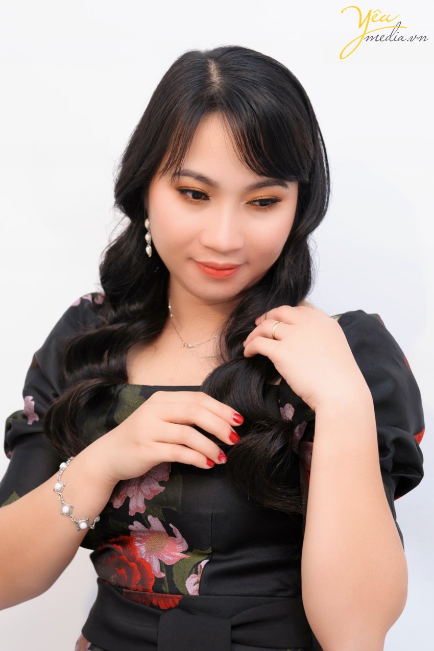 Yêu Media cung cấp dịch vụ chụp ảnh chân dung nghệ thuật trọn gói, từ việc lên ý tưởng, concept chụp ảnh, trang điểm, liên hệ phương tiện đi lại,… đến thiết kế album, in ấn ảnh chất lượng.