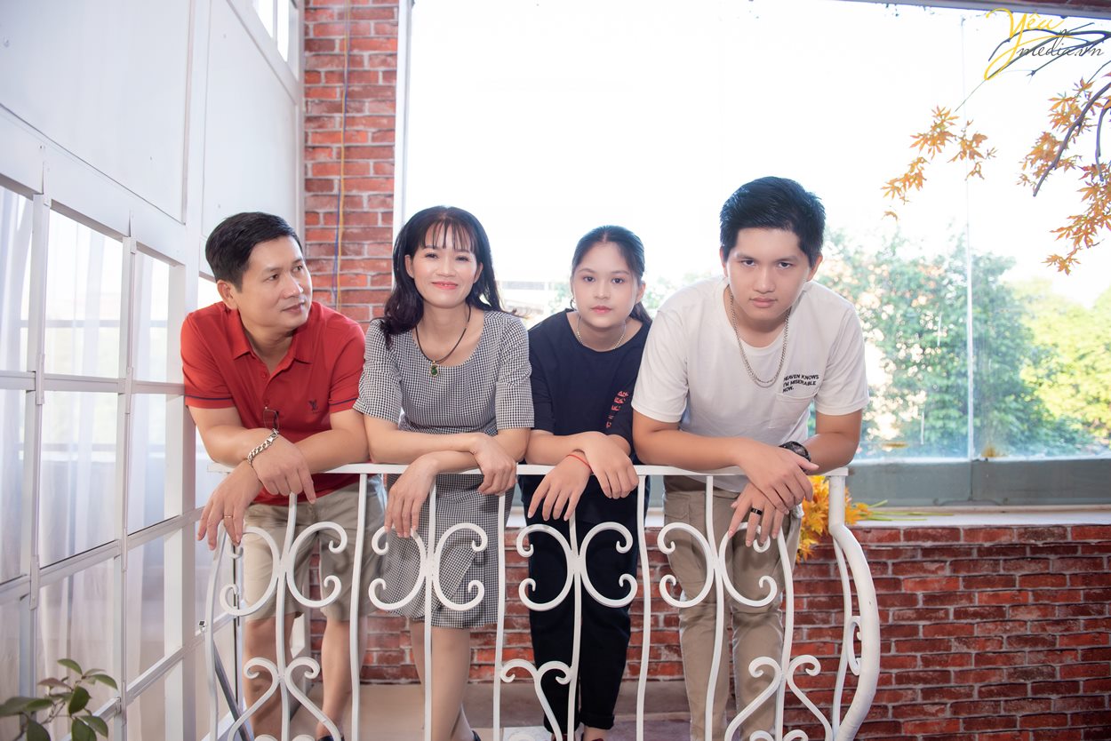 Bộ ảnh ý nghĩa cùng gia đình chụp tại phim trường Rosa Hà Nội chụp bởi ekip yêu media chuyên nghiệp giá rẻ