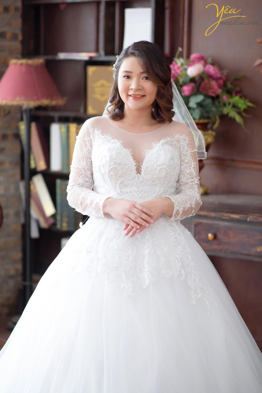 Chụp ảnh ngoại cảnh hay chụp ảnh trong phim trường thường là câu hỏi được nhiều cặp đôi quan tâm khi quyết định chụp ảnh cưới. Nếu có điều kiện chụp cả trong nhà lẫn ngoài trời thì quả là một sự lựa chọn hoàn hảo, song nếu chi phí có hạn, các cô dâu chú rể nên cân nhắc đến ưu điểm và nhược điểm của từng vị trí chụp để có một bộ ảnh cưới hợp lý và hoàn hảo nhất.