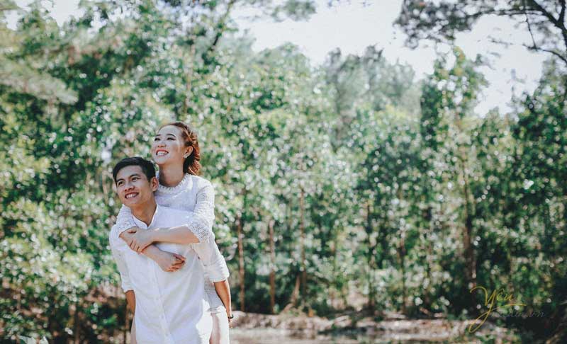 chú rể cõng cô dâu tại đồi thông thiên an huế