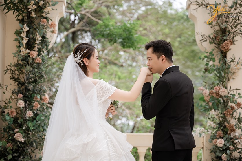 Bộ ảnh cưới của dâu rể Yêu Media chụp tại phim trường santo