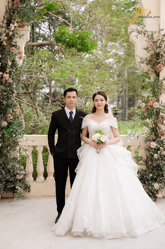 Bộ ảnh cưới của dâu rể Yêu Media chụp tại phim trường santo