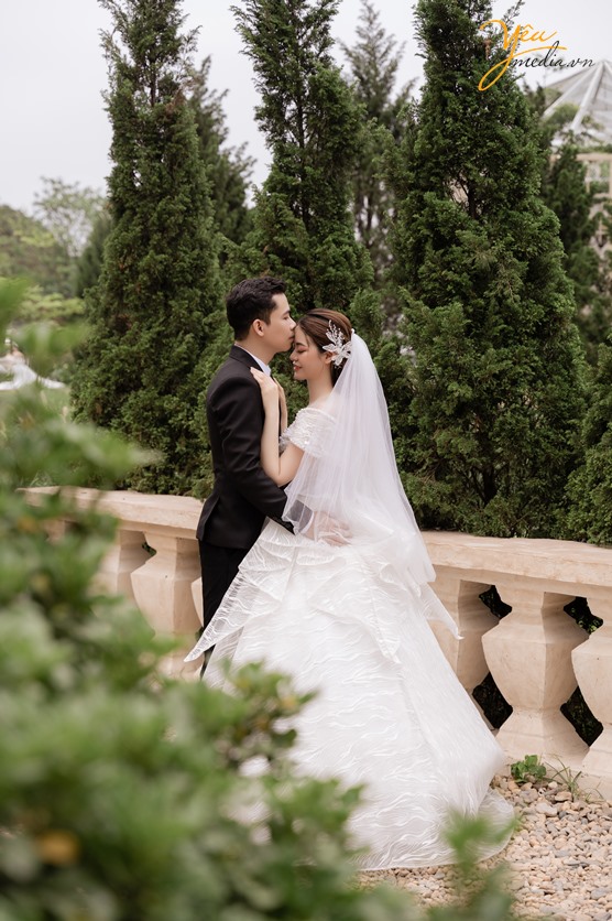 Bộ ảnh cưới của dâu rể Yêu Media chụp tại phim trường santo