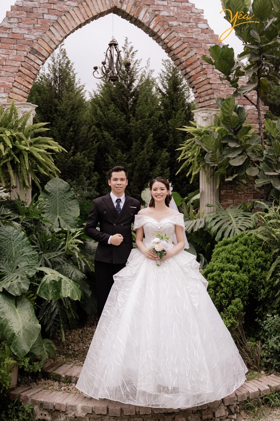 Bộ ảnh cưới của dâu rể  Yêu Media chụp tại phim trường santo  